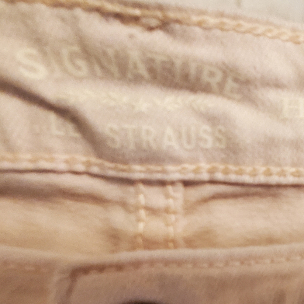 Levis Women's Size 8 Pale Pink Denim Shorts - Picture 3 of 6
